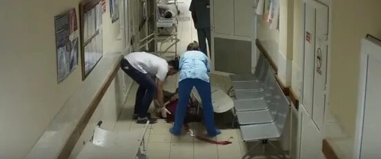 Бесплатное видео инцидент. Пол в больнице. Больница красный крест Смоленск. Мужчина на полу в травмпункте. Красный крест больница Смоленск 2017.