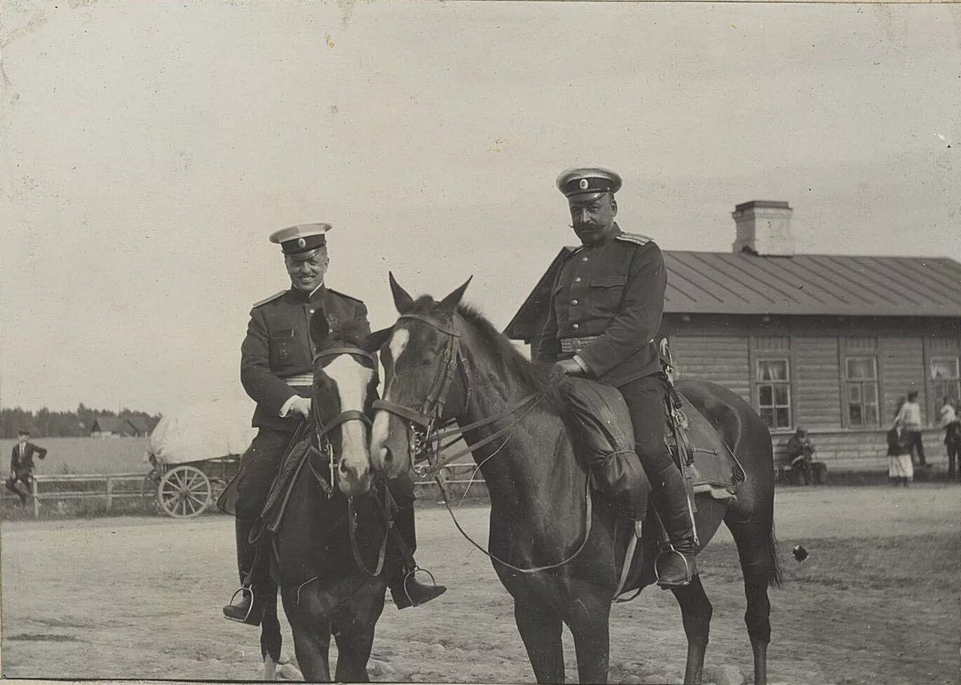 Два офицера. Палаш лейб гвардии конного полка. Офицер на лошади. Фотография лейб гвардии конный полк. Морской офицер на коне.