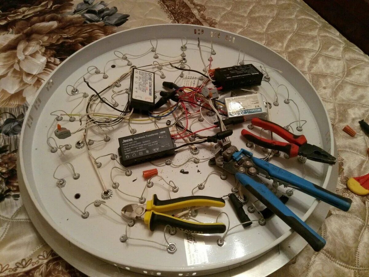 Схема люстры с пультом управления. Предохранитель для люстры с пультом. Сборка светодиодной люстры с пультом 8006/300. Потолочный светильник не включается. Переделка люстры с пультом управления.