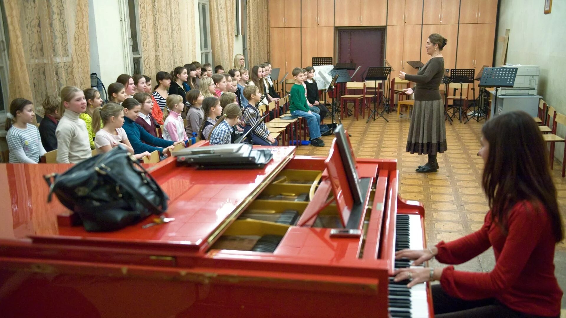 Преподаватели муз школе. Преподаватель музыкальной школы. Музыкальный класс в школе. Музыкальная школа занятия в классе. Учитель музыки.