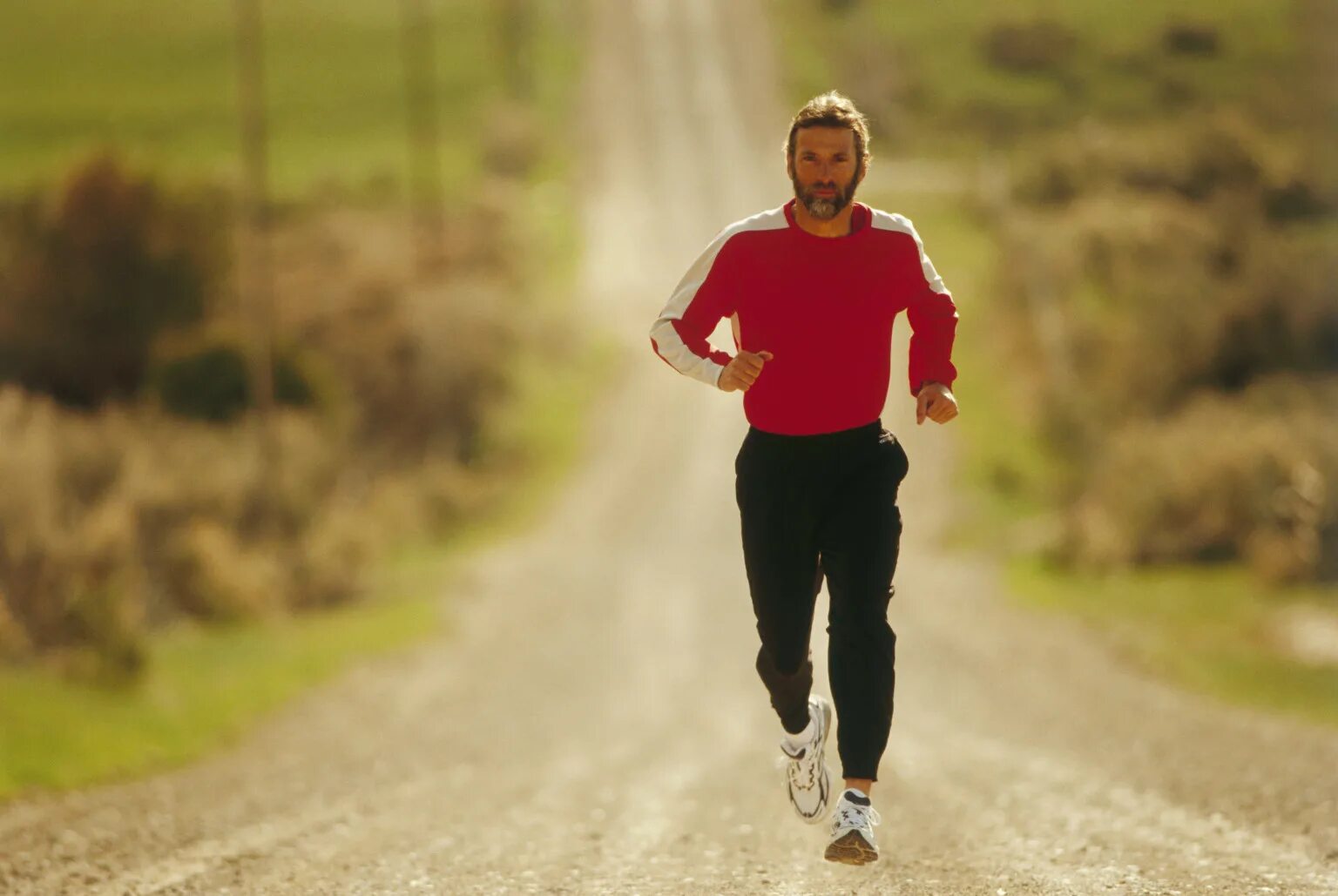 Get up go jogging. Бегущий человек. Человек бежит навстречу. Мужчина бежит. Человек бежит в толстовке.