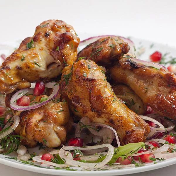 Курица крылышки шашлык. Куриные крылышки шашлык. шашлык из куриных крылышек. куриные крылышки на мангале. шашлык куриный.