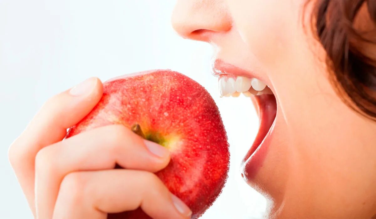 Ест яблоко фото How does oral health impact general health Dr. Srivats Bharadwaj YouTube