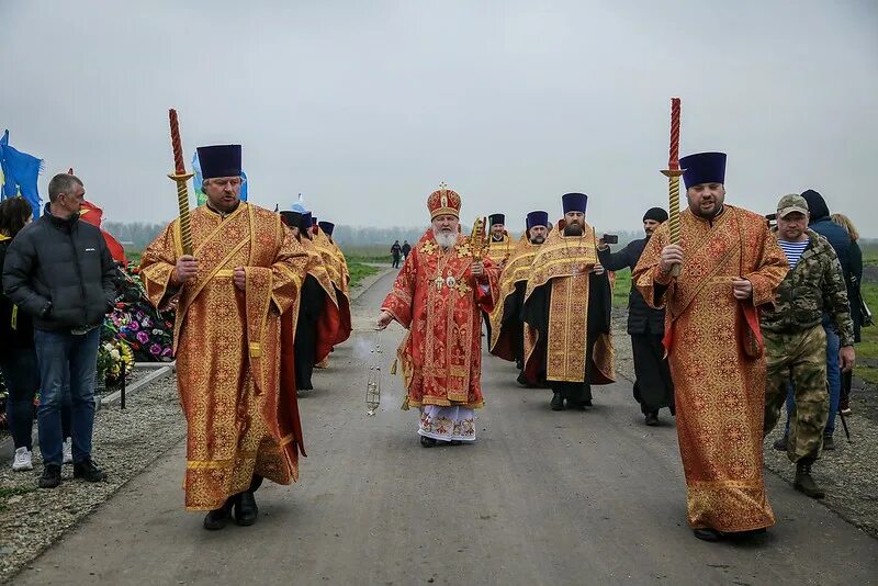 Радоница в 2024 году ставропольском крае. Крестовоздвиженское кладбище Михайловск. Панихида 9 мая. Кладбище в Михайловске. Панихида на кладбище.