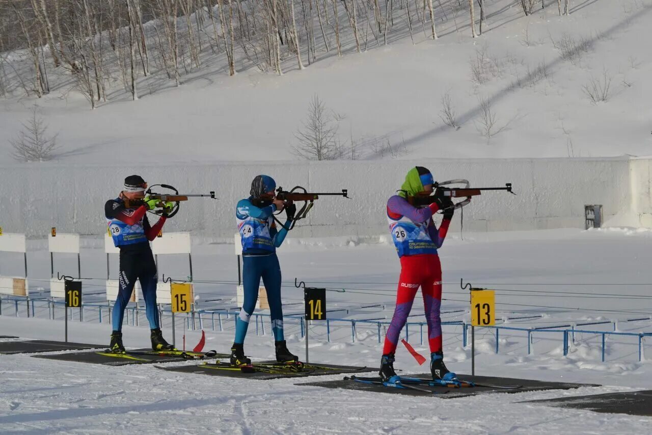 Биатлон хмао. Логинов выиграл спринт на этапе кубка мира. Биатлон 17 декабря 2023 год. Иван латыпов биатлонист. Биатлон 17 декабря 2023 год.