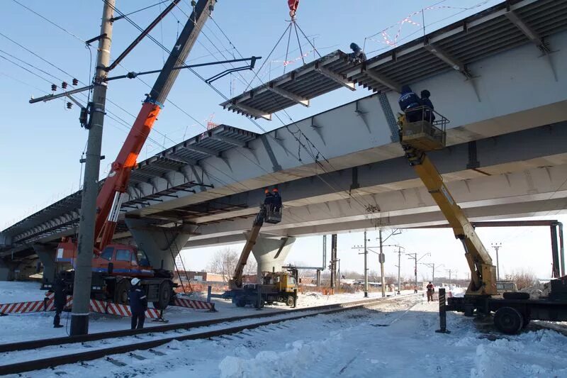 Монтаж пролета. Надвижка пролетного строения моста. Домкратная балка пролетного строения моста. Раскрепление балок пролетного строения. Сталежелезобетонные пролетные строения эстакад путепровод.