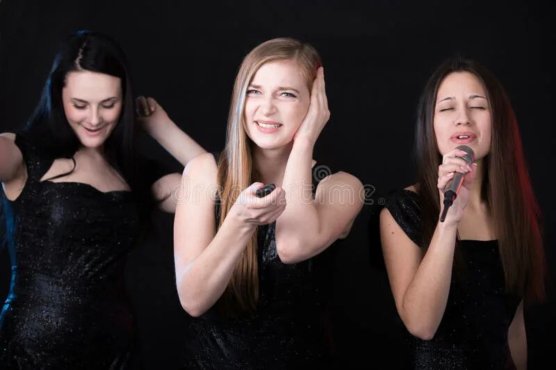 2 девочки красиво поют. Три девушки поют. Красивая девушка поет в караоке. Эмоции в пении. Три девушки в караоке.