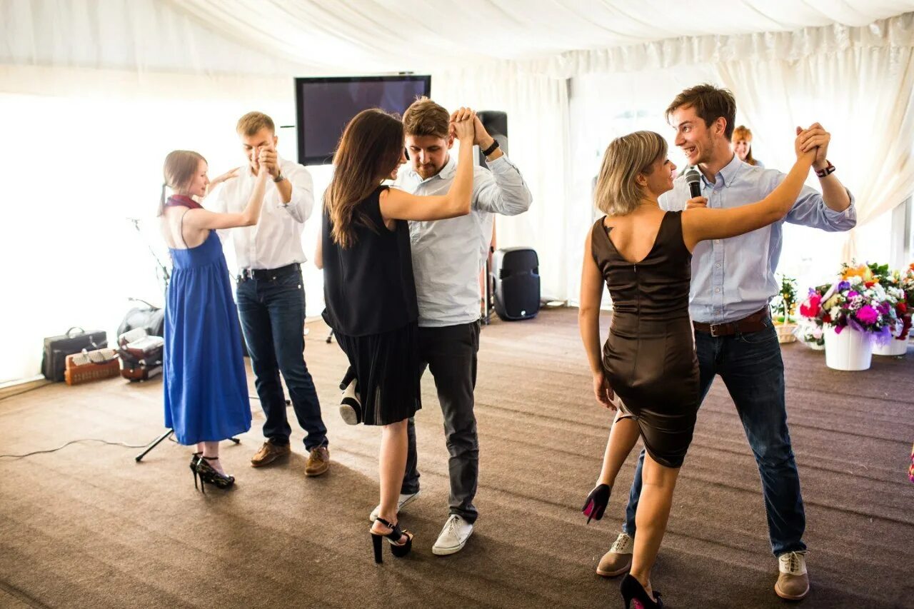 Dancew iconca. Праздники свадьбы корпоративы. Всемирный день вечеринки 3 апреля. Всемирный день вечеринки 3 апреля. Песни для детского праздника.