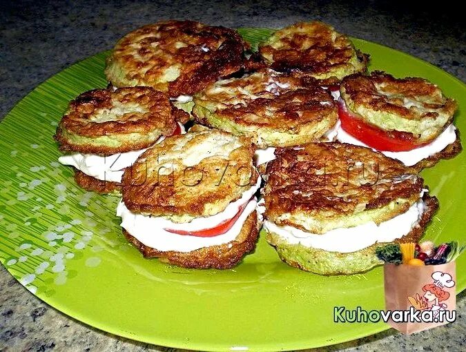 Кабачки помидоры сыр чеснок майонез. Жареные кабачки кружочками с помидорами и чесноком. Кабачок жареный кружочками с чесноком и сыром. Кабачки жареные с сыром и чесноком. Жареные кабачки с чесноком и майонезом.