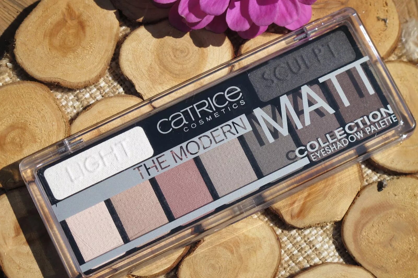 Catrice eyeshadow. Катрис палетка теней. Тени Катрис Матт. Палетка теней Catrice Modern Matt collection. Catrice палетка теней для век the Modern Matt collection Eyeshadow Palette.