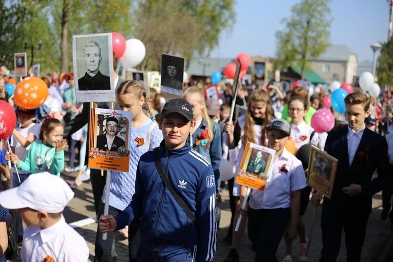 Образование май 2020. Бессмертный полк Балаково. Акция Бессмертный полк. Бессмертный полк шествие. День Победы Бессмертный полк 2021.