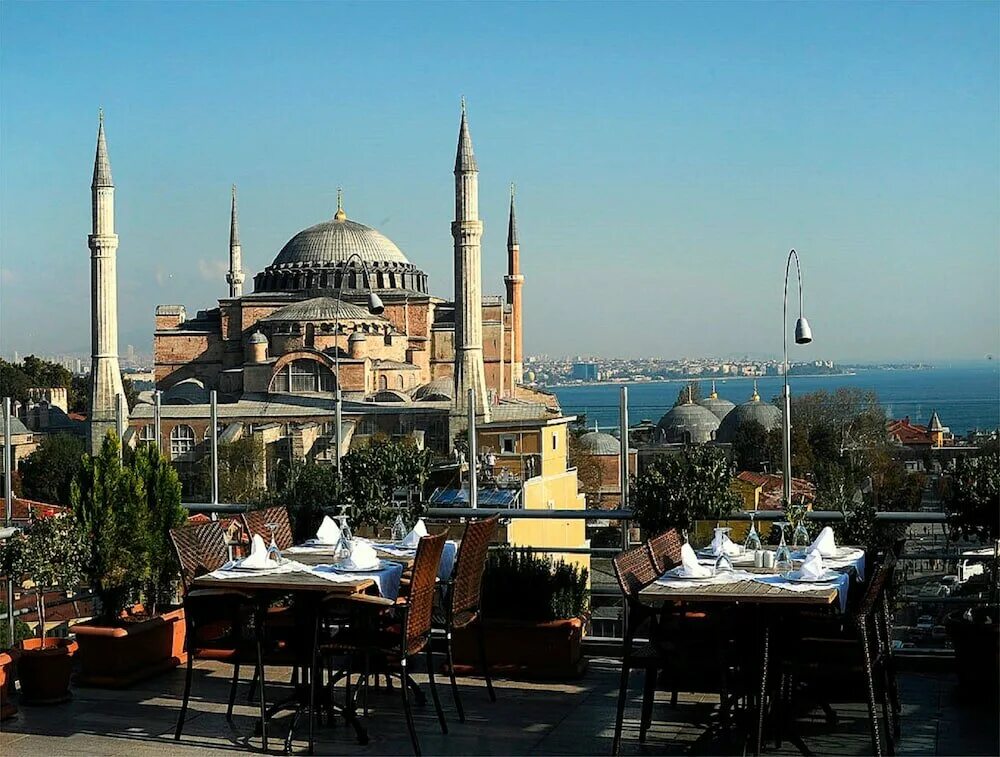 Фатих султанахмет. Sultanahmet Restaurant Стамбул Фатих. Отель в Стамбуле с видом на голубую мечеть. Стамбул терраса на голубую мечеть.