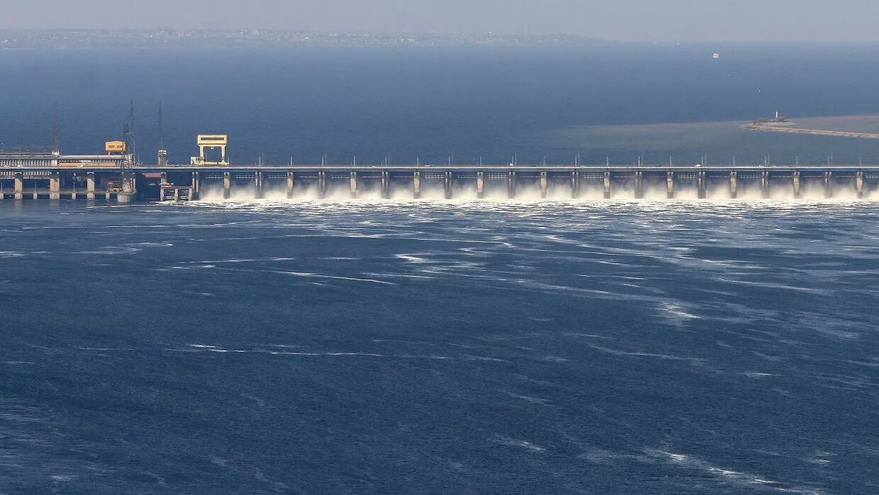 Водохранилище Волжской ГЭС. Волгоградское водохранилище ГЭС. Волжская ГЭС Волгоград. Плотина ГЭС Волгоград. Люди перегородили реку большой плотиной вода