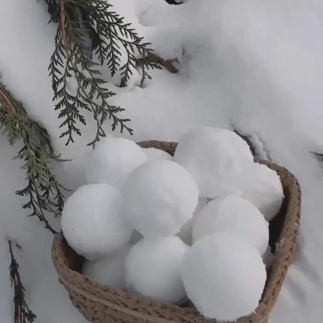 Зимней сказочной порой. Заснеженная избушка. Зима снежки солила. У леса на опушке жила зима в избушке. Зима избушка.