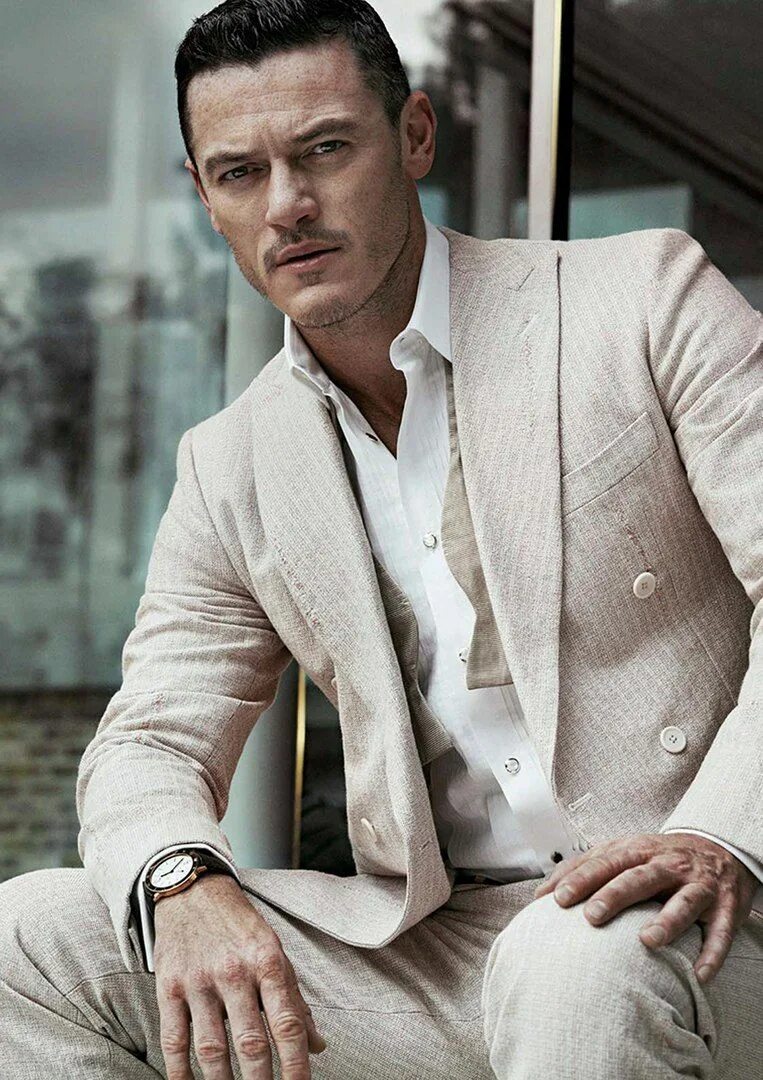 Luke evans. Люк Эванс. Люк Эванс фотосессии 2020. Люк Эванс Зевс. Люк Эванс 2015.