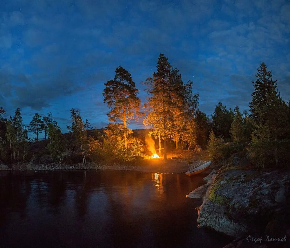 Ночь на берегу озера. Фёдор Лашков фотограф река. Карелия Карелия костер. Карелия костер на озере.