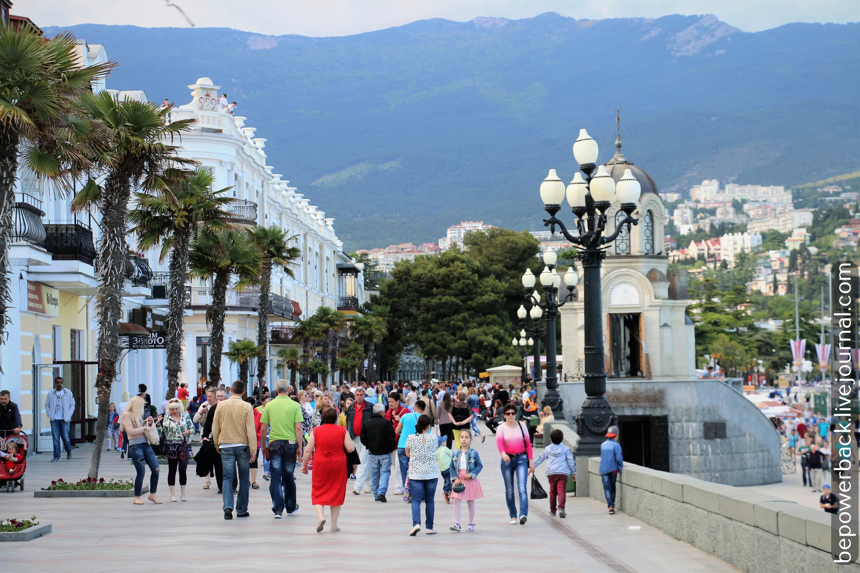 Ялта особенности города. Ялта город в Крыму. Крым Ялта набережная. Современная Ялта. Ялта центр города.