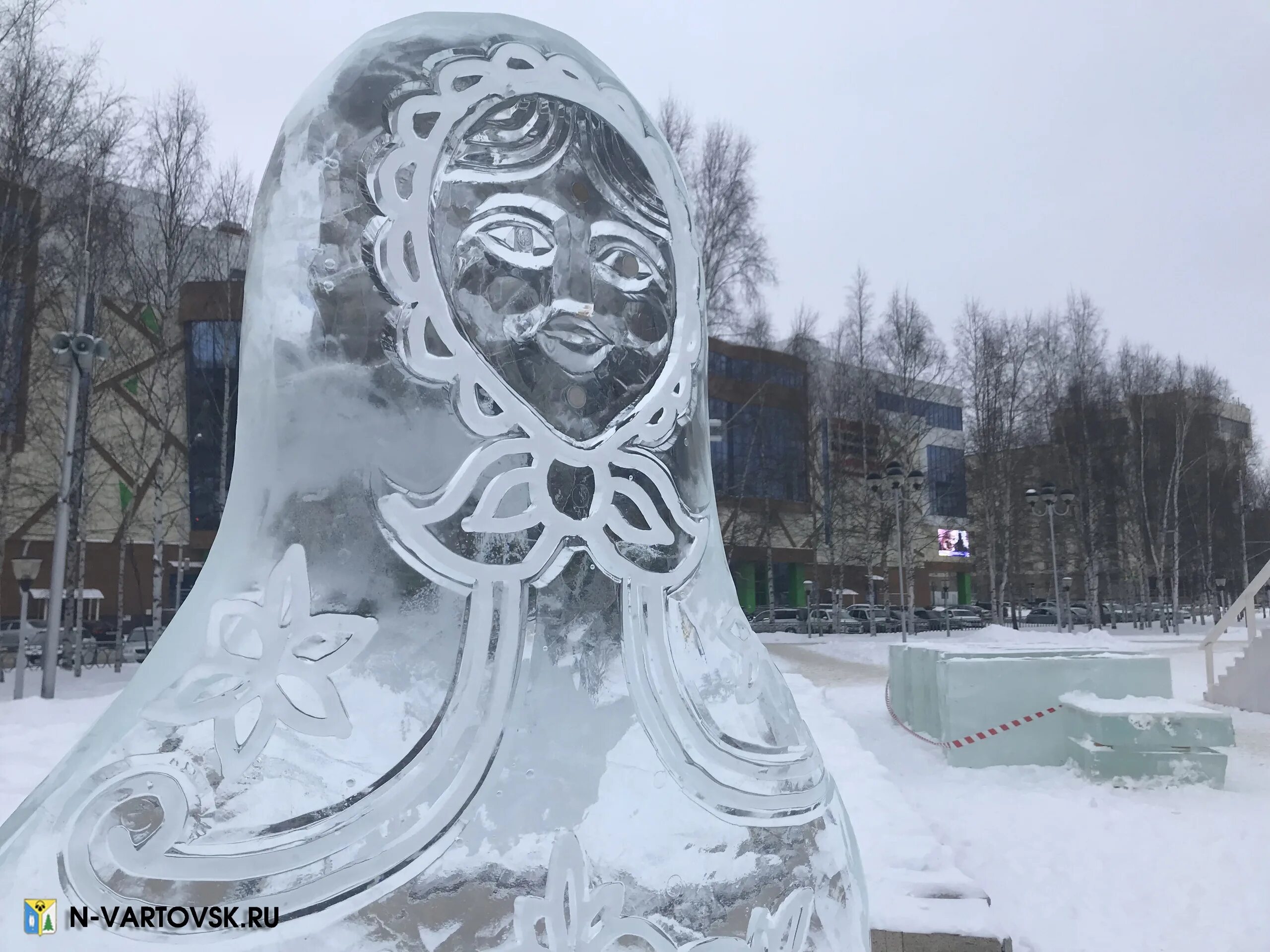 Городок нижневартовск. Ледовый городок Нижневартовск 2021. Ледяной городок Нижневартовск 2023. Снежный городок в Нижневартовске 2023. Ледяные скульптуры в Нижневартовске.