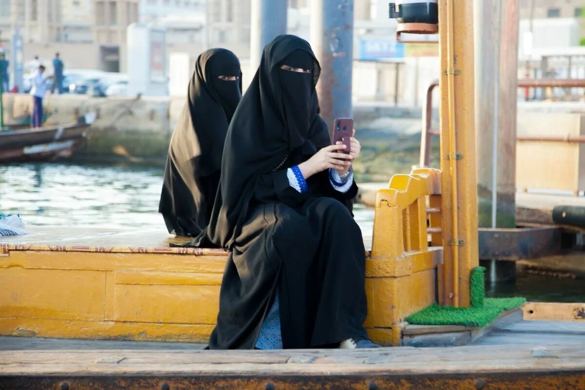 Запретить паранджу. Саудовская Аравия абайя. Мусульманские женщины. Мусульманская женская одежда. Саудовская Аравия женщины.