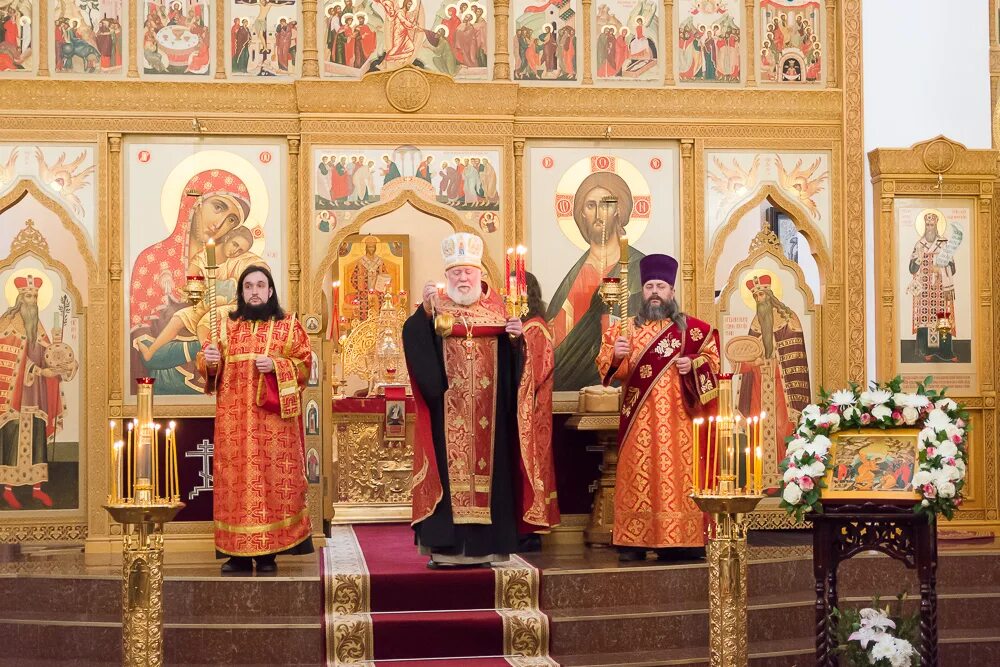 Храм служба в 10. Святейший патриарх кирилл в храме узкое 2019. Митрополит ювеналий в лефортово. Храм служба в 10. В храм петра и павла в лефортово архиерея.