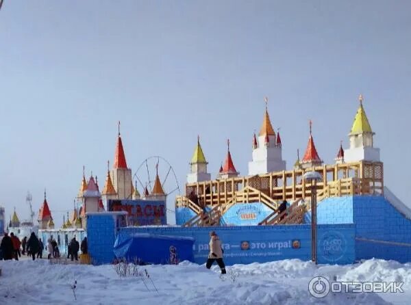 Ледяной городок хрустальная сказка иркутск. Томск фестиваль ледяных скульптур 2021. Каток с фигурами изо льда. Ледяной городок листвянка. Ледяной городок иркутск.