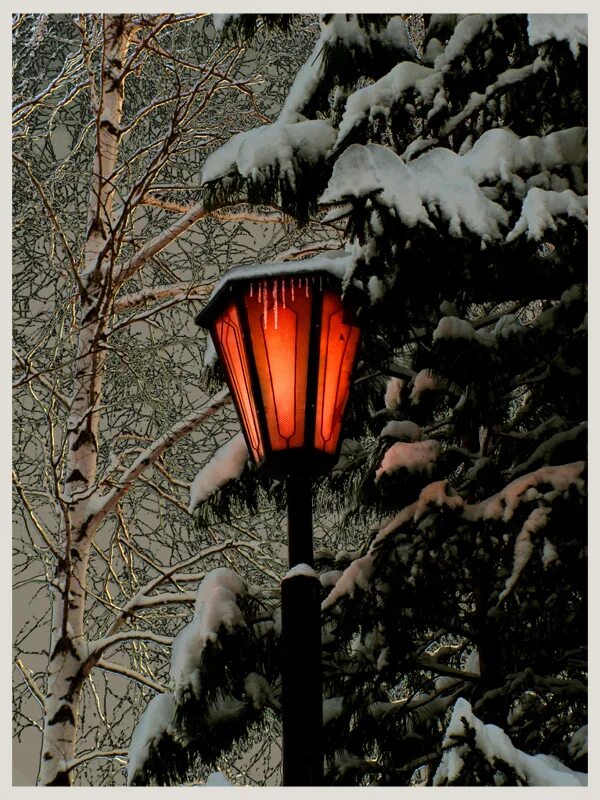 фонарь красных фонарей. фонарь красно черный. красный фонарик. фонарь красно черный. красный фонарь в темноте.