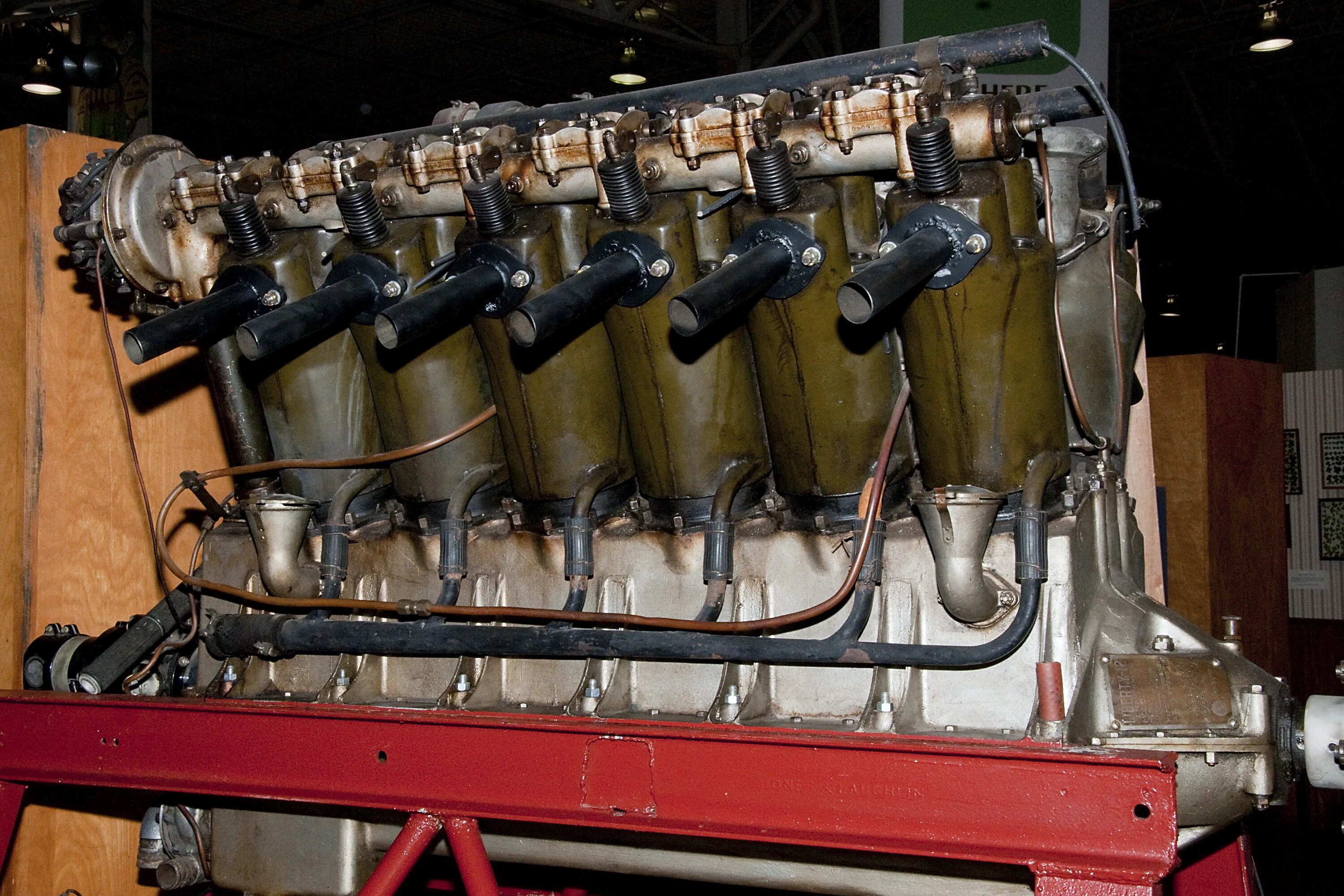 12 двиг. Двигатель КРАЗ v12. V12 двигатель танкиста. Дизельный двигатель 12дм-185т. V12 engine Rd.