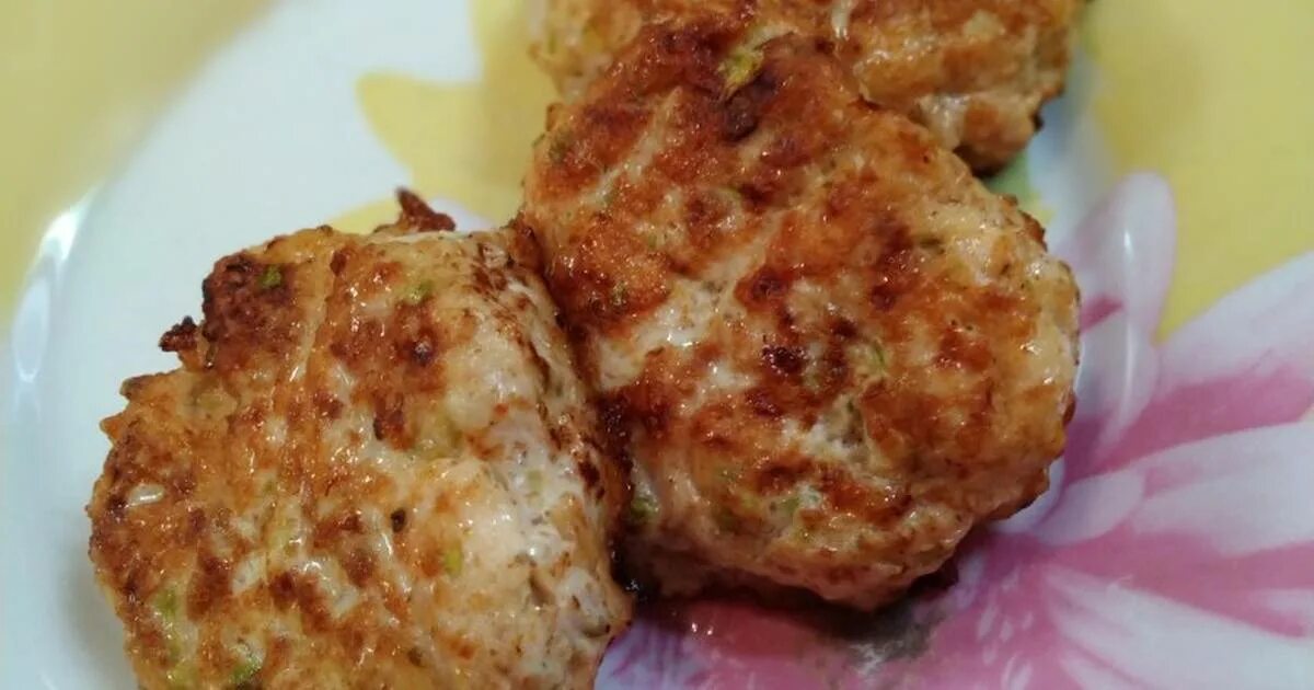 куриные котлеты в сухарях. геркулесовые котлеты постные. котлеты из геркулеса и бульонного кубика. овсяные биточки. котлеты с геркулесом и фаршем.