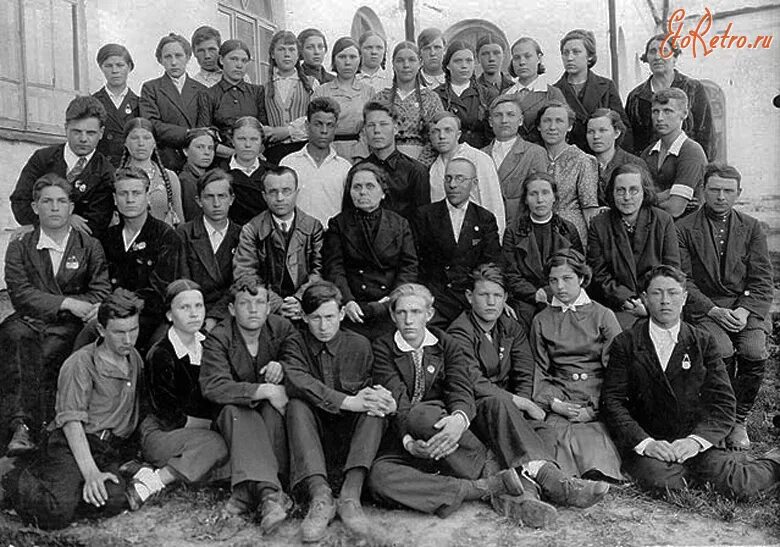 Выпускники школ 1941 года. Школьный класс 1941 году. Выпуск 1941 года. Школьный выпускной 1941 года.