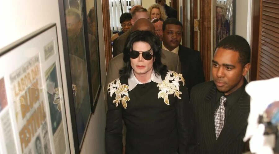 Michael jackson go. Michael jackson 2003 arrested. michael jackson 2002.