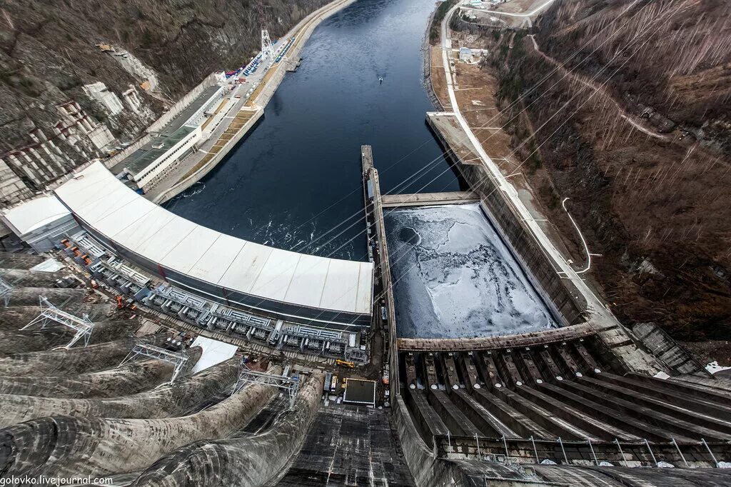 В каком районе самая крупная гэс. Саяно-Шушенская ГЭС. Плотина Саяно-Шушенской ГЭС. Гидроэлектростанция Саяно Шушенская. Река Енисей Саяно Шушенская ГЭС.