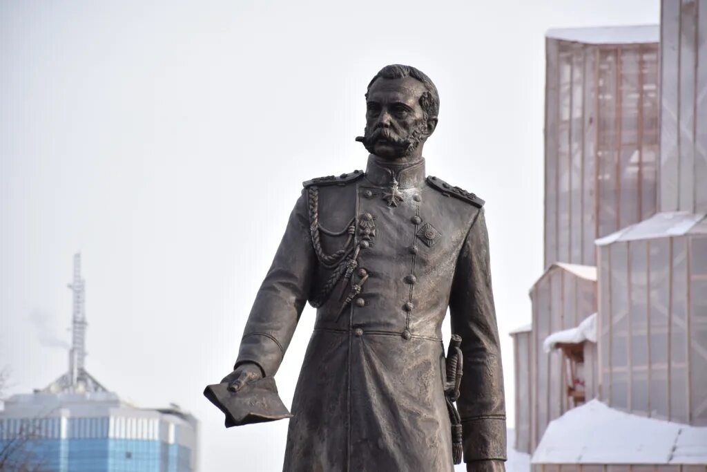 Памятник царскому. Памятник царю в новосибирске на набережной.