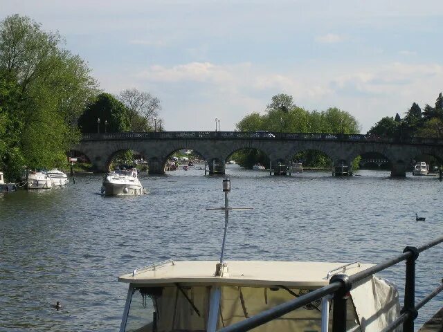 There are bridges over the thames. There are bridges over the thames