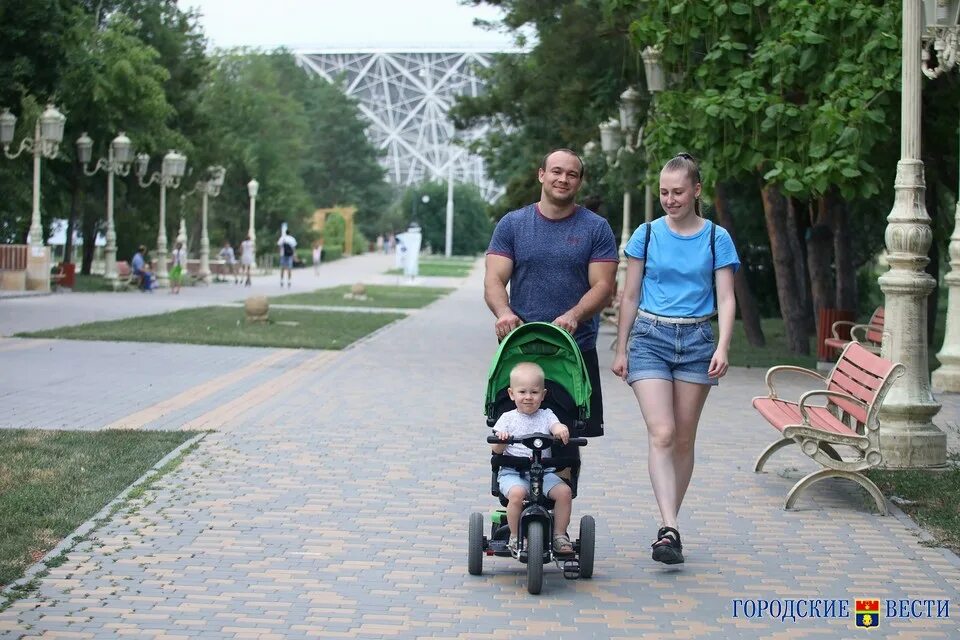 Семейные пары волгоград. Волгоград куда сходить с детьми. Жизнь в Волгограде. Куда можно сходить в Волгограде с детьми. Куда сходить в Волгограде в выходные с ребенком.