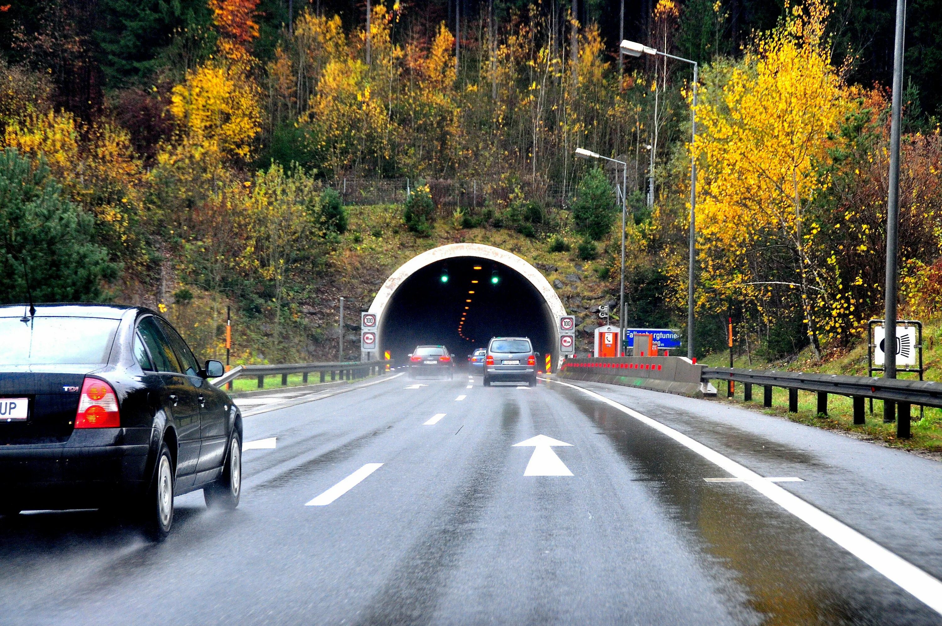 На дороге кроме того. A2 (автомагистраль, Германия). Автомобильный тоннель. Тоннель Автодорожный. Автомобиль в тоннеле.