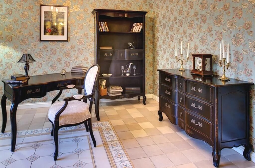 Английский стиль в интерьере кухни. Кухня прованс эклектика. Кухонный гарнитур темный. Прованс интерьер в черных тонах. Кухня столовая в итальянском стиле.