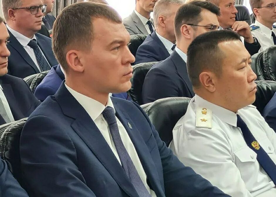 Где находится губернатор. Михаил дегтярёв губернатор хабаровского края. дегтярев прибыл в хабаровск. сергей дегтярев приморский край. жена губернатора хабаровского края дегтярева.