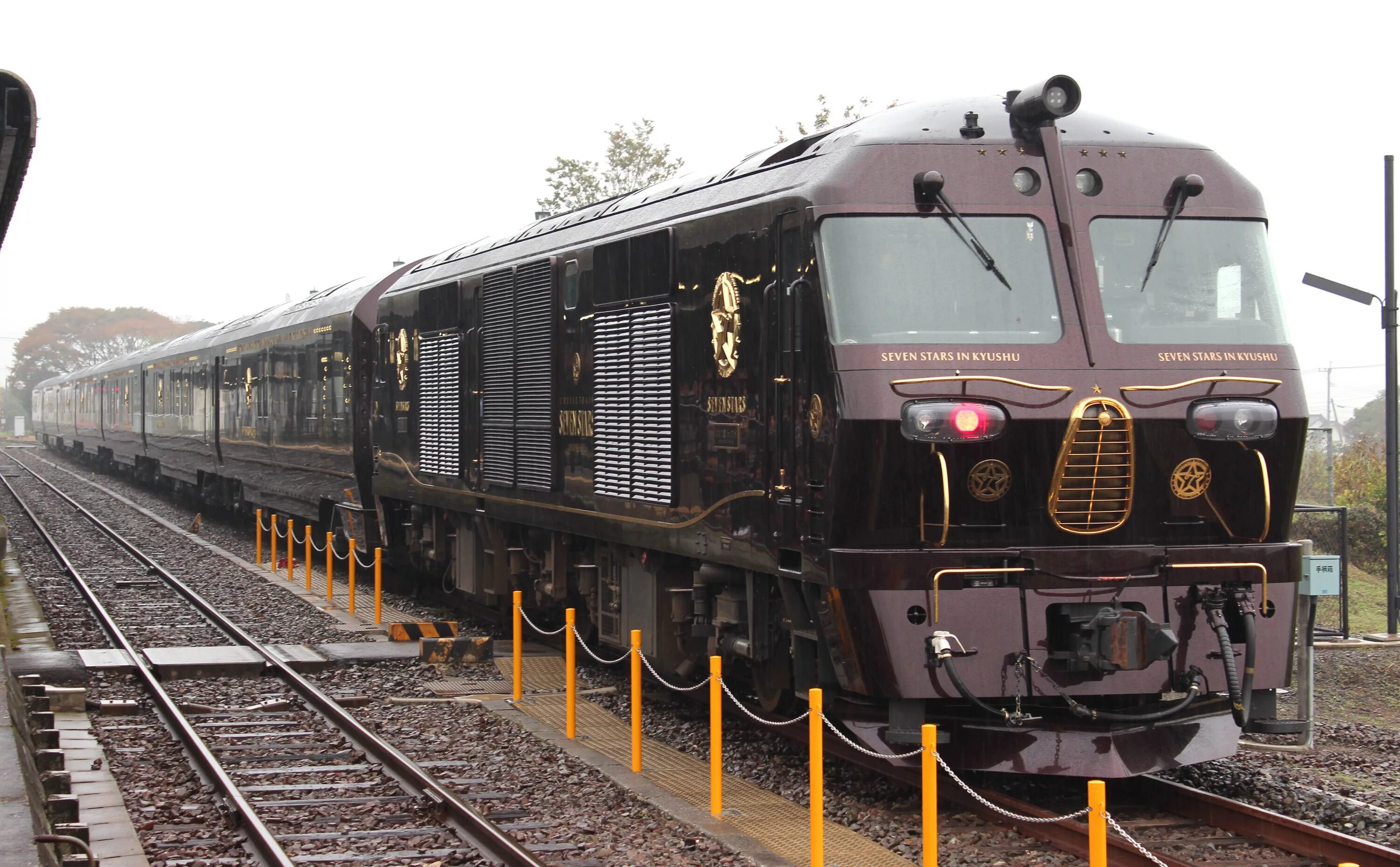 Семь поезд. Поезд Seven Stars Kyushu. Поезд 7 звезд Кюсю. Seven Stars in Kyushu. Севен старс Япония поезд.