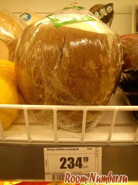 Конфеты с кокосом пятерочка. Торт кокосовый усладов. Кокосовое молоко в банке в пятерочке. Сырок глазированный с кокосом и миндалем. Магазин кокос.