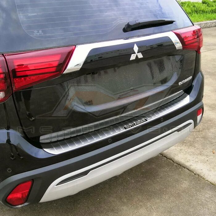 Задний бампер мицубиси аутлендер. Накладка на задний бампер Mitsubishi Outlander 3. Накладка на задний бампер Аутлендер 3. Задний бампер Аутлендер 3 2019. Накладки на бампер Митсубиси Аутлендер 3.