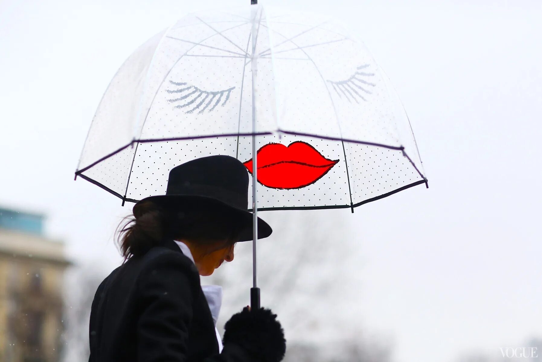 You take an umbrella today. Женщина с зонтом. Под зонтиком. Модный зонтик женский. Красивый зонт.