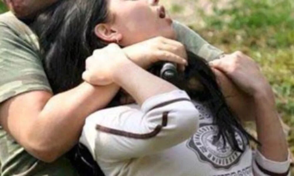 Похищенные парень и девушка в лесу. Женщины нападают на мужчину. Принуждения русские группой