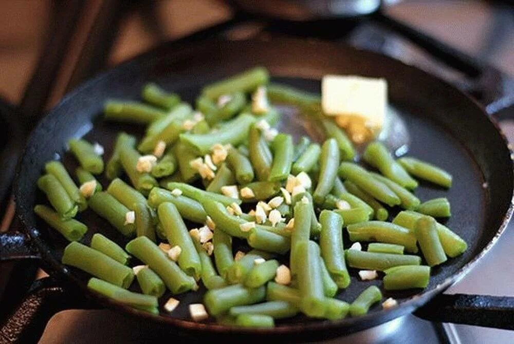 Стручковая фасоль с овощами на сковороде. Фасоль стручковая романо. стручковая фасоль на сковороде. стручковая фасоль с чесноком. жареная фасоль на сковороде стручковая.