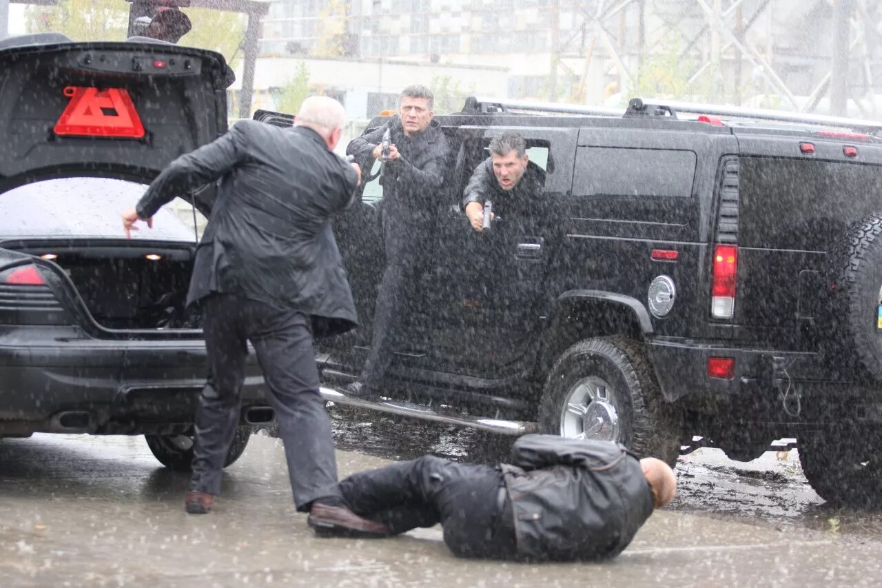 Перестрелка бандитов 90-х. 90е чероки гранд бандит. Расстрелянные мерседесы в 90. Jeep cherokee из 90х опг. Расстрелянные бандиты.