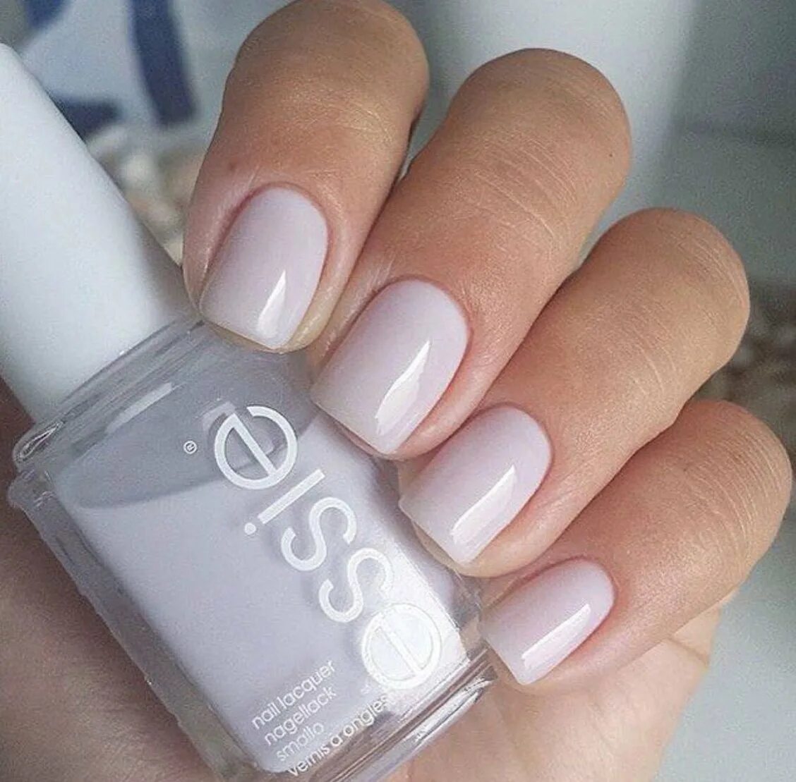 Маникюр топ лак. Гель лак Essie. Полупрозрачный розовый лак Essie Gel. Лак Эсси молочно розовый. Essie Frenchi лак.