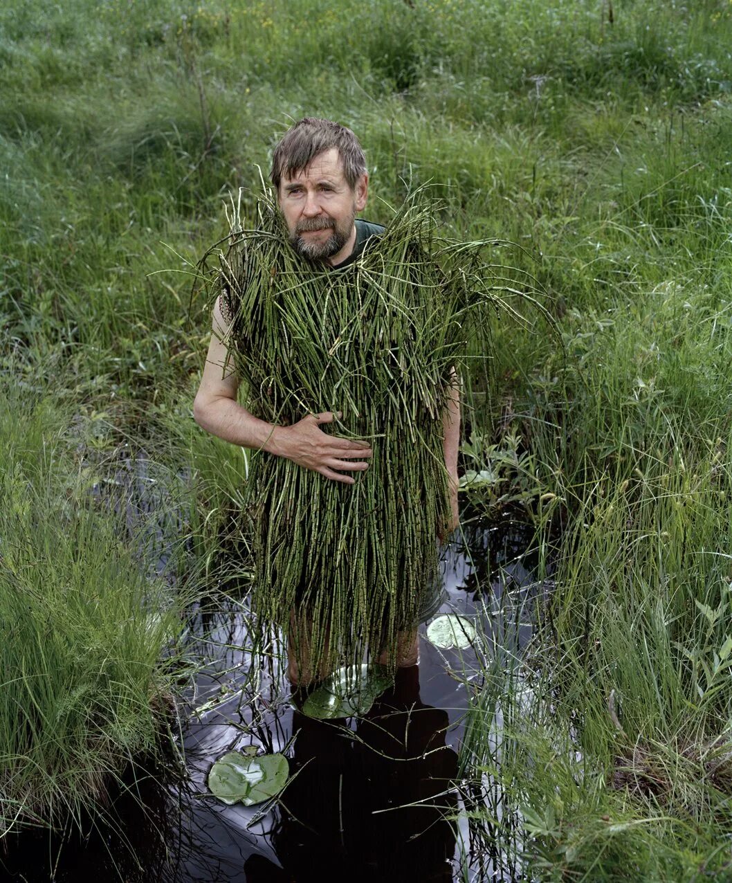 Болотные народы. Человек в камышах. Фотосессия в болоте. Мужчина в камышах.