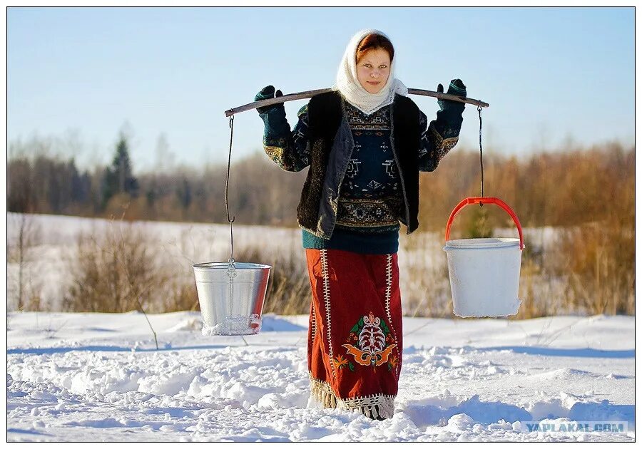 Стоит коромыслом. Женщина с коромыслом. коромысло с ведрами. баба с коромыслом и ведрами. женщина с ведрами.