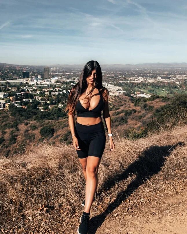 Девушки миа. Миа кфахила. Девушки миа. Mia khalifa aktirs. Девушки миа.