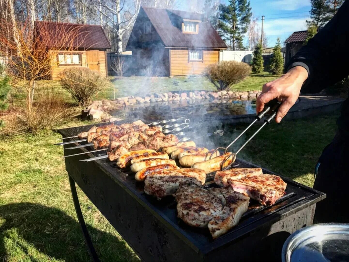 Можно жарить шашлык во дворе дома. Шашлыки на природе. шашлыки на даче. барбекю на природе. мангал на даче.