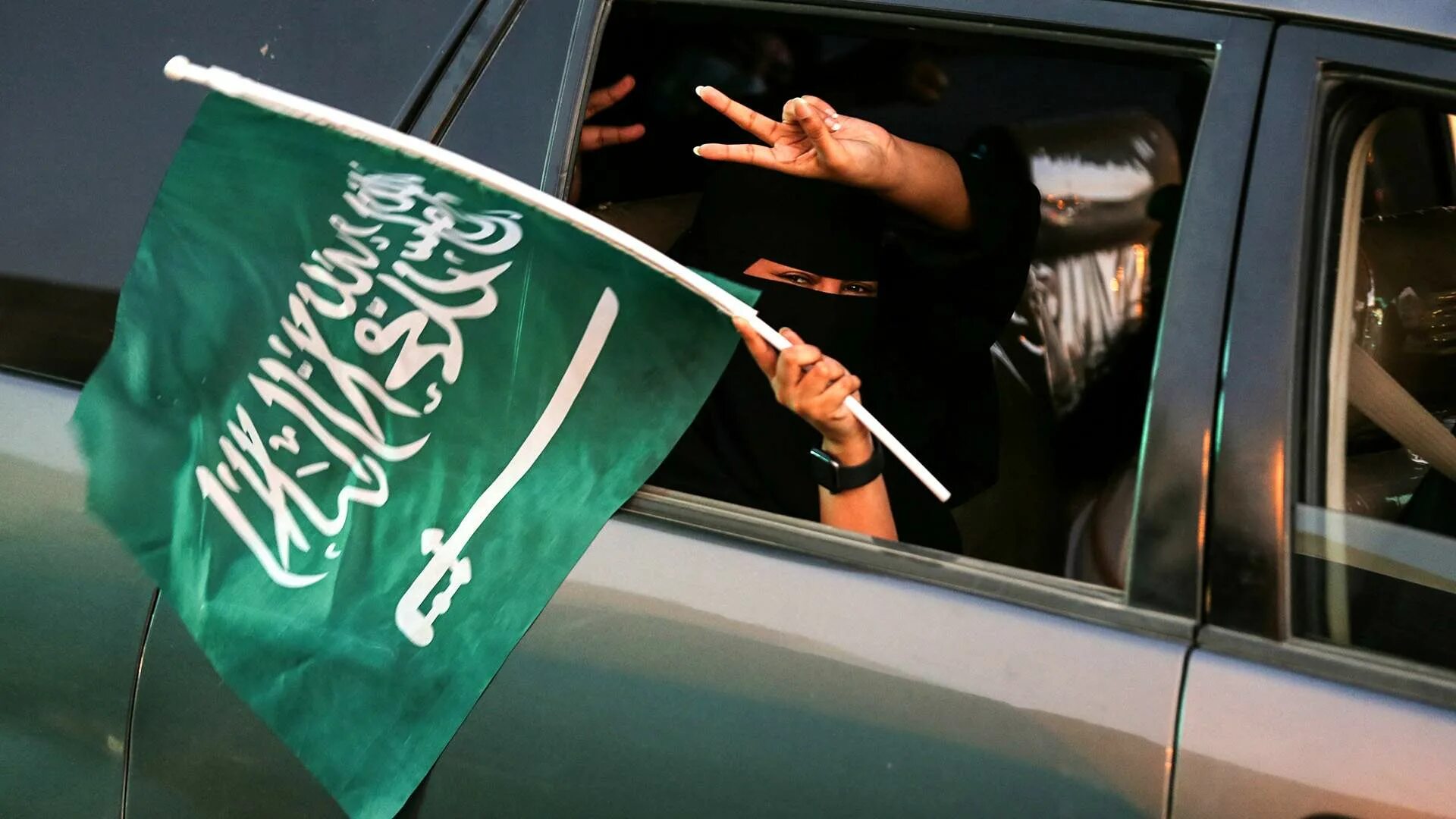 Флаг Сауди Аравия. Флагшток Саудовской Аравии. Флаг Саудовской Аравии 2022. Флаг Саудовской Аравии фото. Саудовская аравия открыла границы